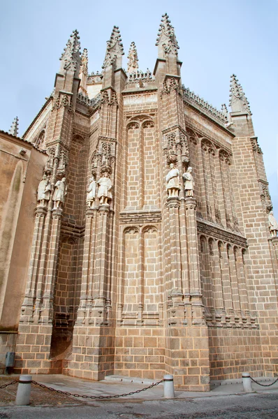 Toledo - 8. března: východní fasáda monasterio san juan de los reyes nebo klášter svatého Jana králů na 8 března 2013 v Toledu, Španělsko. — Stock fotografie