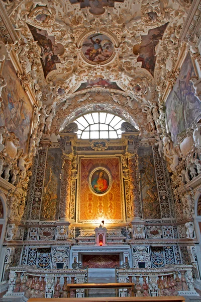 Palermo - 8 april: sida altare i hjärtat av jesus i kyrkan la chiesa del gesu eller casa professa. barock kyrkan stod färdig år 1636 den 8 april, 2013 i palermo, Italien. — Stockfoto