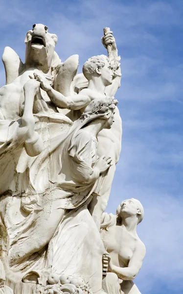 MADRID - MARÇO 9: Estátua do Monumento de Alfonso XII no parque Buen Retiro pelo arquiteto Jose Grases Riera do ano de 1902 em 9 de março de 2013 na Espanha . — Fotografia de Stock