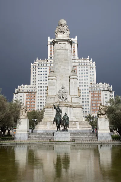 Madrid - tarafından tasarlanan cervantes anıt rafael martinez Mimarlar zapatero ve pedro muguruza ve heykeltıraş lorenzo coullaut valera yıl plaza espana 1925-1957 arasında. — Stok fotoğraf