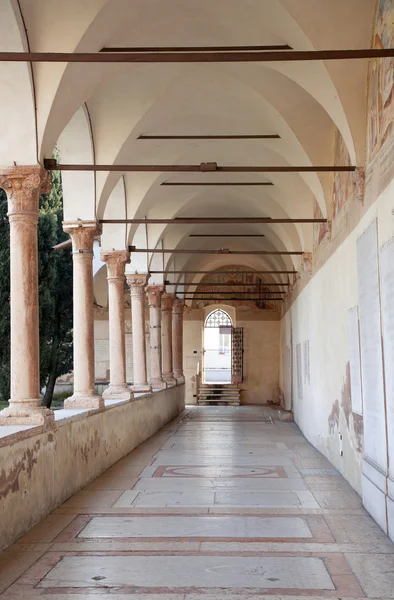 Verona - y atrio de la iglesia de San Bernardino — Foto de Stock