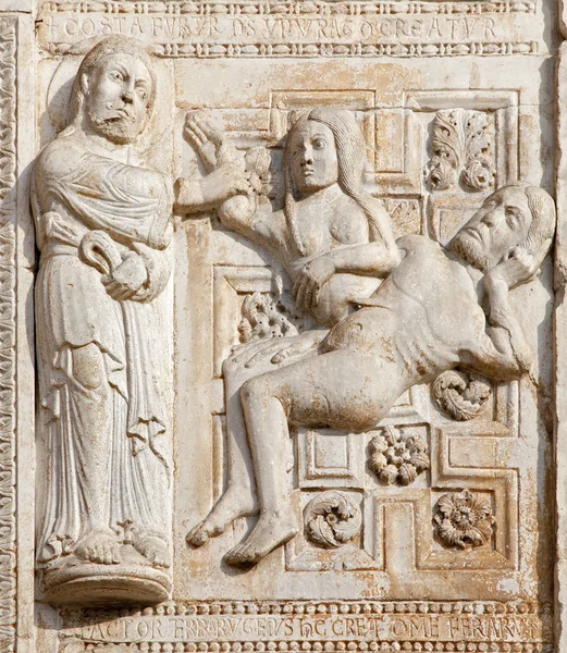 Verona - 27 januari: vrijstelling van de schepping van vrouw gevel van Romaanse basiliek san zeno. reliëfs is werk van de beeldhouwer nicholaus en zijn atelier op 27 januari 2013 in verona, Italië. — Stockfoto