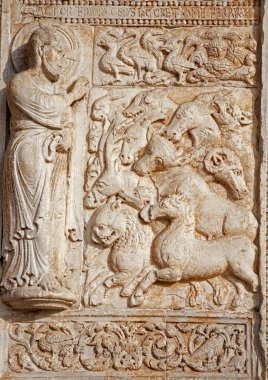 Verona - 27 Ocak: Rölyef Romanesk bazilika san zeno cephe gelen yaratılması. kabartmaları olan Heykeltraş nicholaus ve çalışmalarını atölyesini 27 Ocak 2013 tarihinde, verona, İtalya.