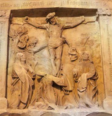 Viyana - 15 Ocak: Eski Batı cephe st. stephen Katedrali'nin üstünde 15 Ocak 2013 Viyana'da ayrıntılı olarak çarmıha kabartma.