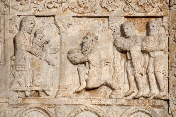 VERONA - JANEIRO 27: Adoração da cena dos Magos da Basílica romanesca de San Zeno. Alívio é o trabalho do escultor Nicholaus e sua oficina em 27 de janeiro de 2013 em Verona, Itália . — Fotografia de Stock