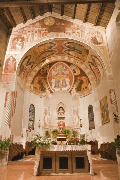 VERONA - JANUARY 28: Sanctuary of Chiesa di Santissima Trinita consecrated in 1117 on January 28, 2013 in Verona, Italy. — Stock Photo, Image