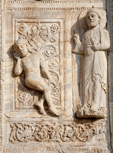 VERONA - JANEIRO 27: Alívio da criação de Adão da Basílica romanesca de San Zeno. Reliefs é o trabalho do escultor Nicholaus e sua oficina em 27 de janeiro de 2013 em Verona, Itália . — Fotografia de Stock