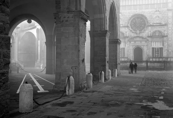 贝加莫-colleoni 教堂由镇上的晨雾中的大教堂马杰 — 图库照片