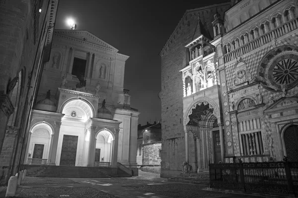 Bergamo - Capela e catedral de Colleoni Santa Maria Maggiore e Dom na parte alta da cidade à noite — Fotografia de Stock