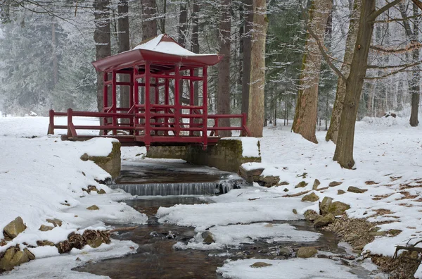 Japońskiego pawilonu nad creek w zimie - parku betliar - Słowacja — Zdjęcie stockowe