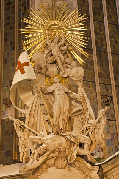 VIENA - 15 DE ENERO: Estatua barroca de San Esteban en la fachada norte de la catedral de San Esteban el 15 de enero de 2013 en Viena . — Foto de Stock