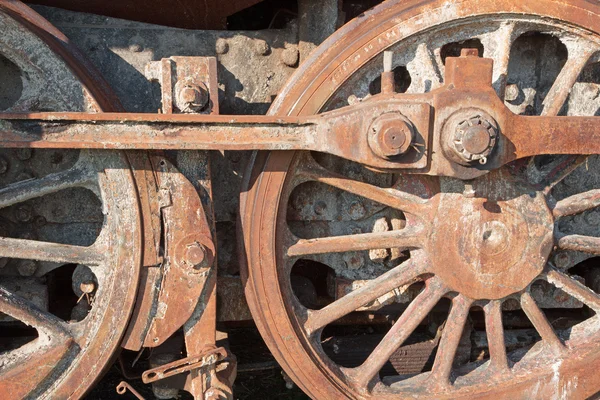 Détail du mécanisme de la tige d'entraînement en rouille sur une vieille locomotive à vapeur — Photo