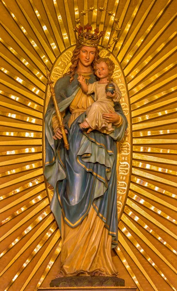 Pezinok, Slowakije - 30 januari 2013: gesneden en polychroom madonna uit pezinok in "lagere" kerk. — Stockfoto