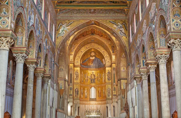 Palermo, Italien - 9 april 2012: huvudsakliga skeppet av monreale cathedral. kyrkan är underbara exempel på normandisk arkitektur. katedralen blev klar ungefär 1200. — Stockfoto