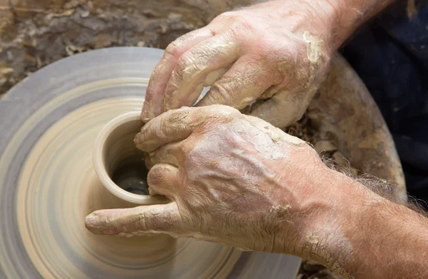 Ręce Pottera w pracy — Zdjęcie stockowe