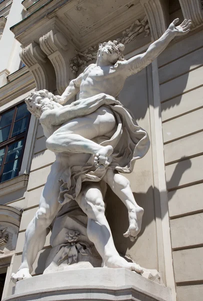 Вена - Статуя Геркулеса, сражающегося с Антеем от входа во дворцы Хофбурга — стоковое фото
