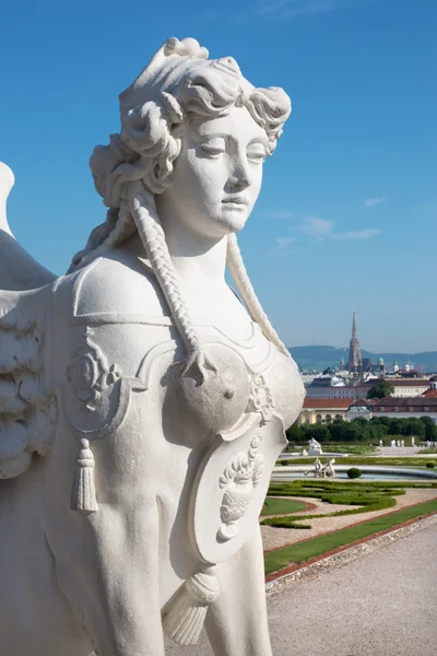 Vienna - sfinge per il palazzo Belvedere al mattino e la città — Foto Stock