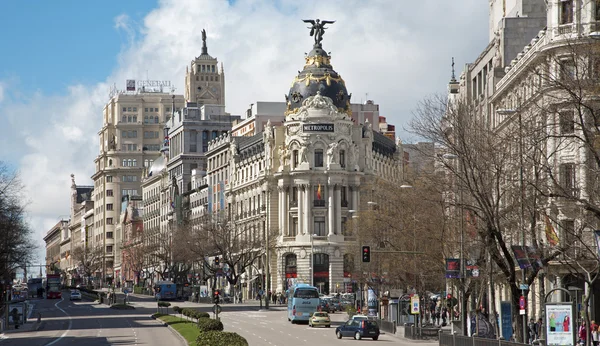 Madryt - spojrzenie od plaza de cibeles cale de alcala ulica i Budynek Metrópolis — Zdjęcie stockowe