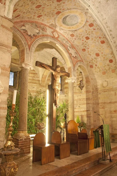 VERONA - JANEIRO 28: Santuário da igreja romanesca inferior San Fermo Maggiore em 28 de janeiro de 2013 em Verona, Itália . — Fotografia de Stock