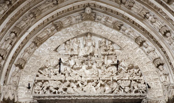 Toledo - március 8: cathedral primada santa maria de Toledo, toledo, Spanyolország, 2013. március 8-a fő gótikus portál. — Stock Fotó