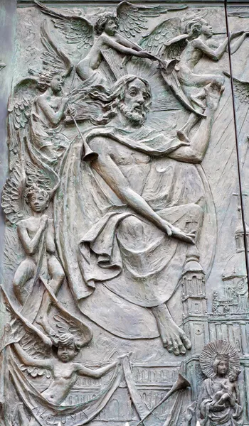 MADRID - Marts 10: Detalje af Jesus fra moderne bronzeport i Almudena katedralen af kunstneren Consuelo Perea i marts 10, 2013 i Spanien . - Stock-foto