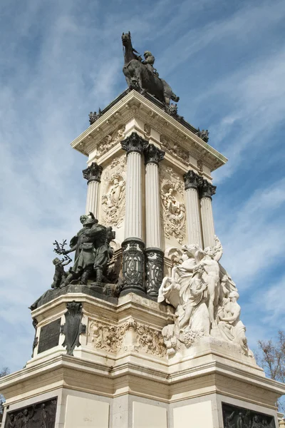 Madrid - Památník Alfonsa XII v parku Buen Retiro od architekta Josého Grasse Riery z roku 1902 9. března 2013 ve Španělsku. — Stock fotografie