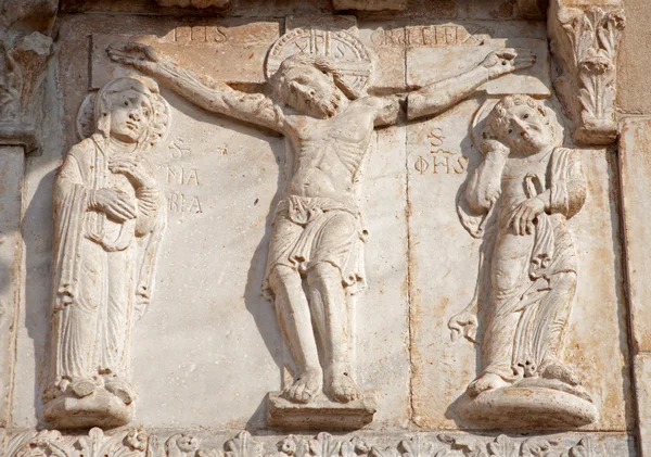 VERONA - JANUARY 27: Crucifixion relief from romanesque Basilica San Zeno. Relief is work of the sculptor Nicholaus and his workshop on January 27, 2013 in Verona, Italy. — Stock Photo, Image