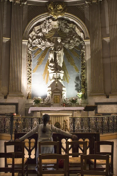 Modlitwa w kościele Świętej Marii pomnik - Paryż - Kościół św Wawrzyńca — Zdjęcie stockowe