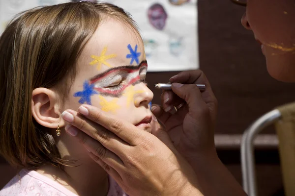 Paiting of carnival mask on the face of little girl — Stock Photo, Image