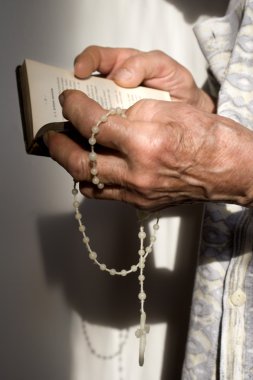 yaşlı kadın sabah duası