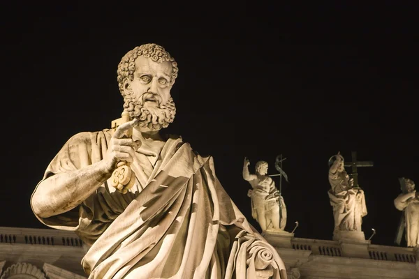 Pedro - estatua en el Vaticano y columnata - noche — Foto de Stock