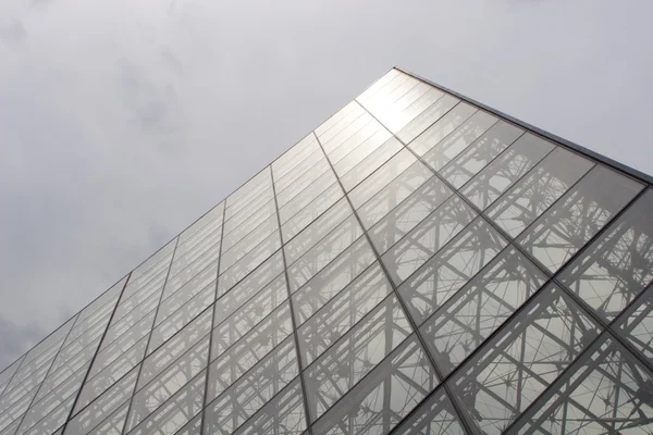 Párizs - louvre pyramide — Stock Fotó