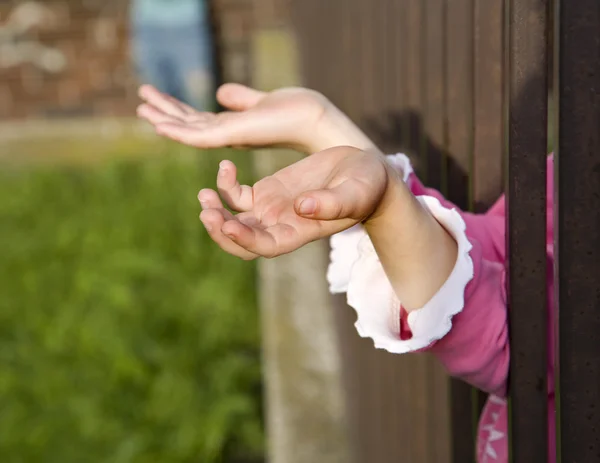 작은 소녀와 창 살의 손 — 스톡 사진