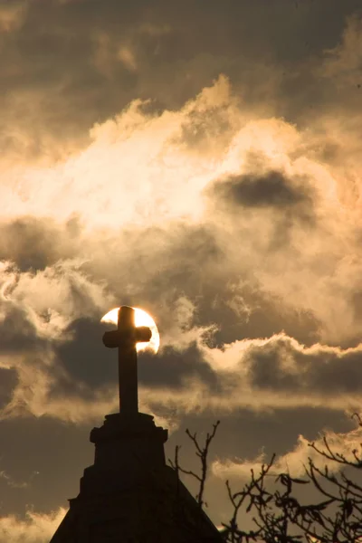 Kruis in zonsondergang — Stockfoto