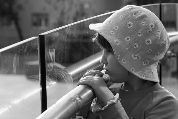 Little girl and glass wall — Stock Photo, Image