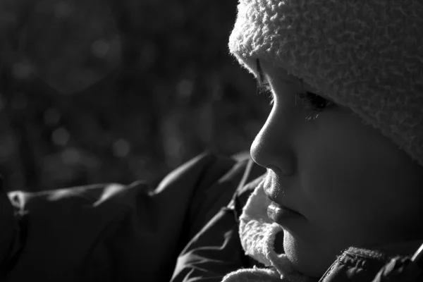 겨울 아침에 작은 소녀의 초상화 — 스톡 사진