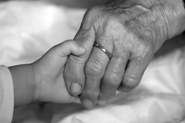 Handen van grootmoeder en kleinkind — Stockfoto