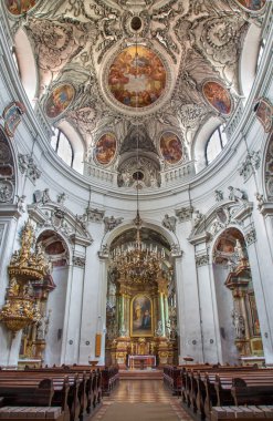 Vienna, Avusturya - ö. 17 Şubat 2014: NEF ve Barok servitenkirche - kilise olan kubbe 1670 yılında tamamlandı.