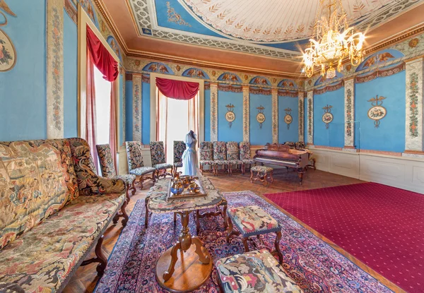 SAN ANTÓN, ESLOVAQUIA - 26 DE FEBRERO DE 2014: Salón de música en el palacio de Saint Anton con la costura hecha a mano en las sillas y sofás de 19. cent . —  Fotos de Stock