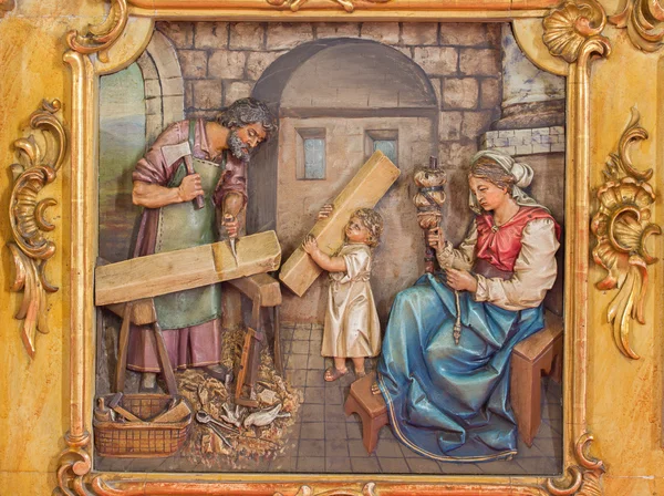 TRNAVA, ESLOVAQUIA - 3 DE MARZO DE 2014: Relieve tallado de la Sagrada Familia en la sala de trabajo del altar lateral de San José en la iglesia de los jesuitas de 19. cent . — Foto de Stock
