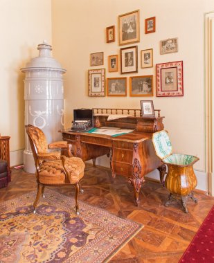 Anton, Slovakya - 27 Şubat 2014 Aziz: worktable form 19. cent. Bulgar Sarayı salonda gelen saint anton ve soba.