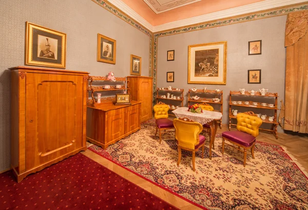 SAN ANTÓN, ESLOVAQUIA - 27 DE FEBRERO DE 2014: Salón de Luise con muebles de cerezo de 19. céntimo. en palacio Saint Anton . — Foto de Stock