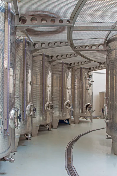 TRNAVA, ESLOVAQUIA - 3 DE MARZO DE 2014: Interior de la fabricación de vino del gran productor eslovaco "Mrva y Stanko". Gran barril moderno para la fermentación . — Foto de Stock