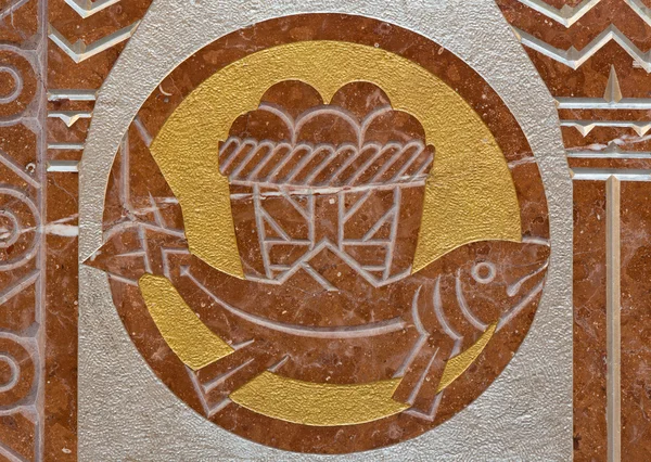 VIENNE, AUTRICHE - 17 FÉVRIER 2014 : Relief "Agnus Dei" de l'autel latéral de l'église des Carmélites à Dobling par la salle de travail "Geyling" depuis le début des années 20. cent . — Photo