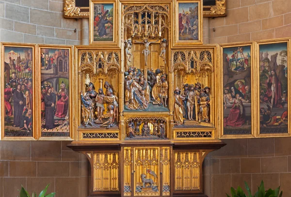 Wien, Österrike - 17 februari 2014: gotiska snidade vingar altaret i kyrkan av den tyska orden eller deutschordenkirche från år 1520 främst från mechelen. — Stockfoto