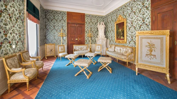 SANTO ANTONIO, SLOVACCHIA - 26 FEBBRAIO 2014: Salone d'oro con il policromo in legno di tiglio intagliato mobili dal 18. sec. a palazzo Saint Anton . — Foto Stock