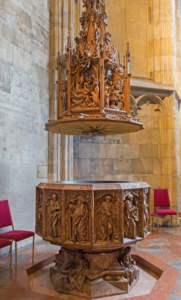 VIENA, AUSTRIA - 17 DE FEBRERO DE 2014: Baptisterio gótico de mármol de la catedral de San Esteban o Stephansdom en la capilla de Santa Catalina (1481 ). — Foto de Stock