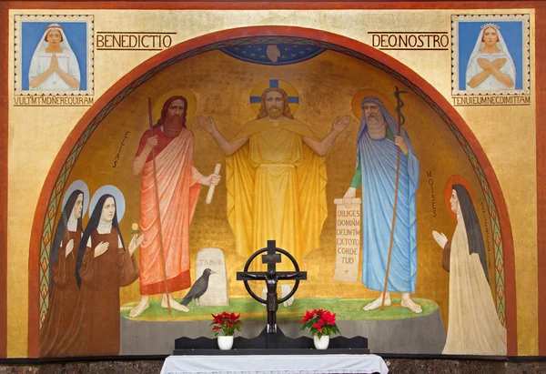 VIENA, ÁUSTRIA - FEVEREIRO 17, 2014: Jesus com o afresco de Moisés e Elias por P. Verkade (1927) do altar lateral da igreja carmelita em Dobling . — Fotografia de Stock