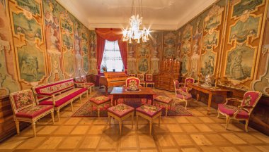 Anton, Slovakya - 27 Şubat 2014 Aziz: Roma salon 18. cent. Sarayda saint anton sandalyeler ve Tekstil Elişi iğne ile Sezar'ın tutuklama ile duvar kağıtları.