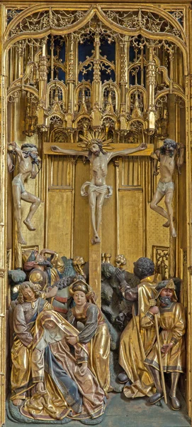 Vienna, Oostenrijk - 17 februari 2014: Kruisiging deelvenster als detail van gotische gesneden vleugels altaar in de kerk van de Duitse orde of Deutschordenkirche van jaar 1520 voornamelijk uit Mechelen. — Stockfoto